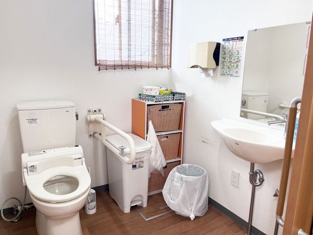 清潔な設備のトイレ トイレ 窓から自然光が入る明るいトイレです。安全に配慮した手すりが設置されています。