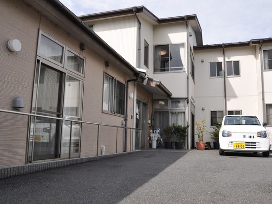 施設外観と駐車場  