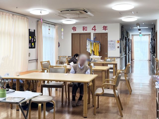 明るく広いラウンジ ラウンジ 自然光が多く入る広々とした空間です。ゆったりとくつろげる雰囲気が魅力的です。