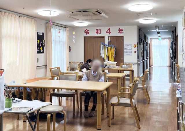 明るく広いラウンジ ラウンジ 自然光が多く入る広々とした空間です。ゆったりとくつろげる雰囲気が魅力的です。