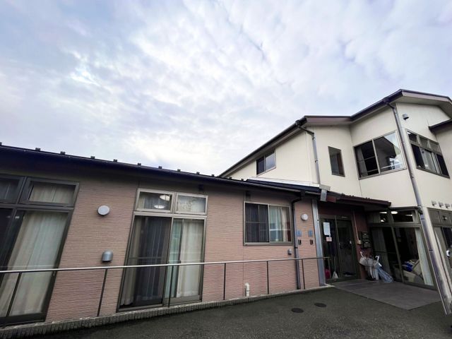 車椅子アクセスのある建物外観 外観 広めの入口とスロープで、車椅子利用者の方も安心して移動できます。