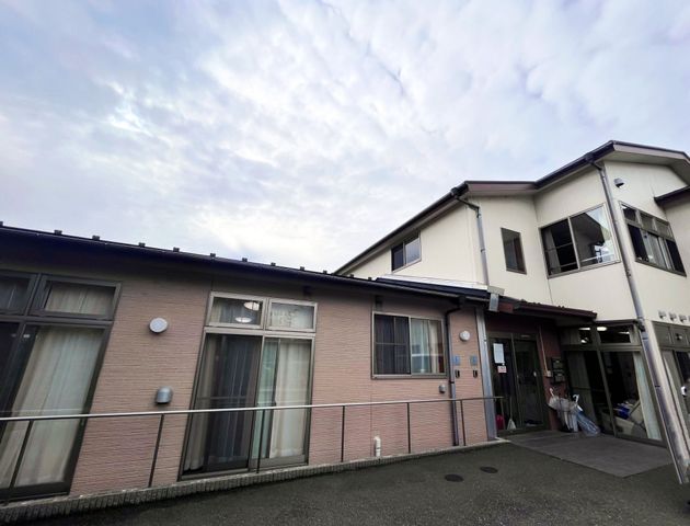 車椅子アクセスのある建物外観 外観 広めの入口とスロープで、車椅子利用者の方も安心して移動できます。
