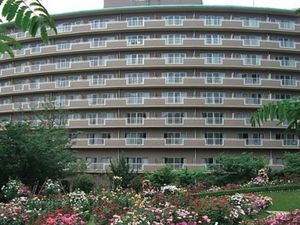 花が咲く施設の外観