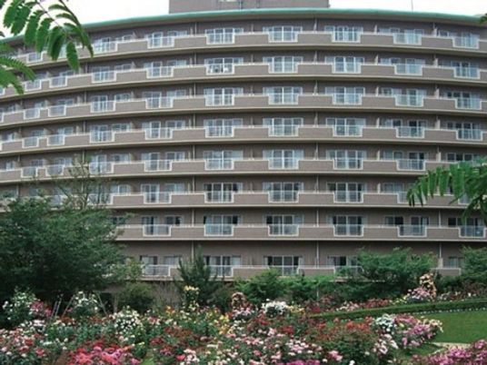 花が咲く施設の外観