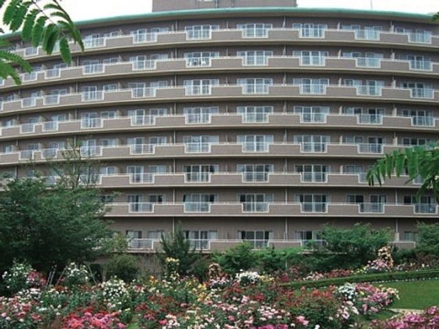 花が咲く施設の外観
