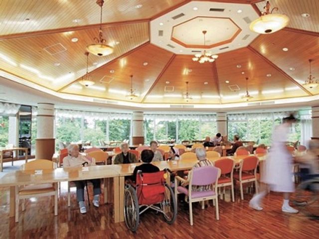 円形天井のダイニングルーム