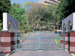 門と緑豊かなエントランス