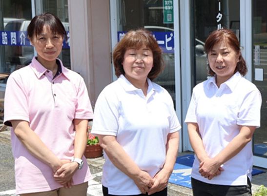 3名のスタッフとエントランス