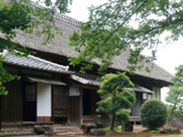 趣ある建物の庭 外観 趣のある建物は、自然に囲まれ落ち着いた環境です。外からも緑豊かな景色が楽しめます。