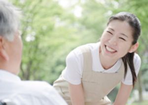 笑顔で交流する様子