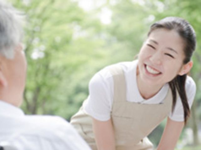 笑顔で交流する様子 庭 スタッフと利用者が心地よく話す様子から、温かな雰囲気が伝わります。自然に囲まれた環境です。
