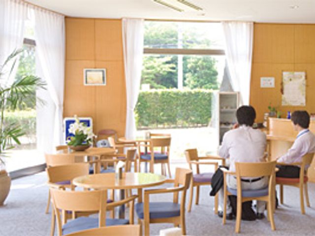 くつろぎのラウンジ ラウンジ 自然光が差し込む明るい空間です。リラックスしながら、交流を深められます。