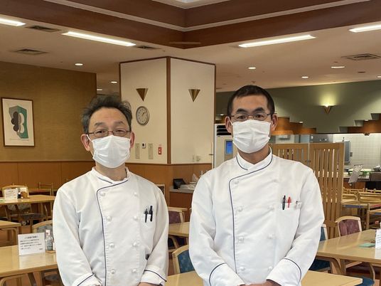 厨房スタッフと食堂  
