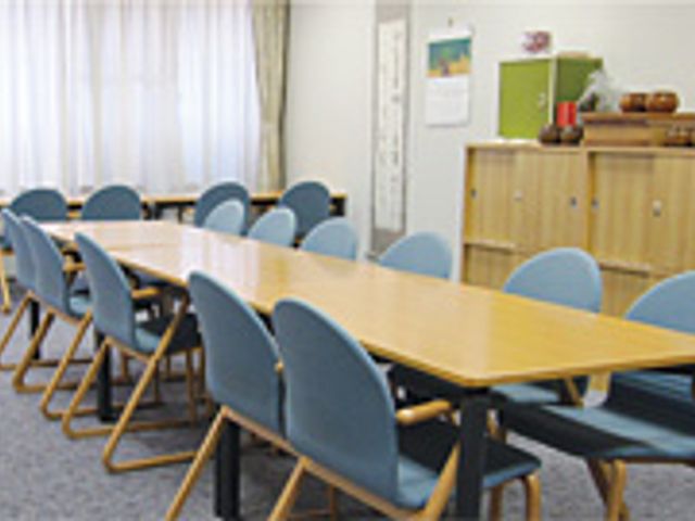 明るい食堂の室内 食堂 広々としたダイニングルームです。自然光が差し込み、居心地の良い空間を演出しています。
