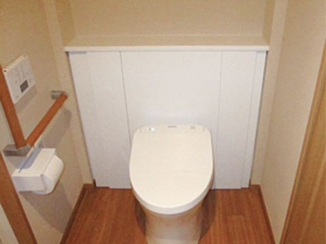 使いやすいトイレ トイレ 広めのスペースと手すりで、どなたでも安心して利用できるトイレです。