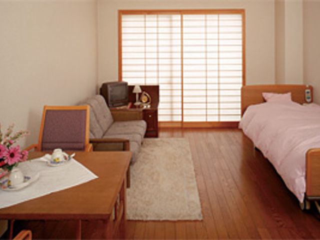 落ち着いた雰囲気の居室 居室 木の温もりを感じる居室で、リラックスした時間を過ごせます。快適な空間が広がっています。