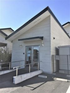 白い建物のエントランス