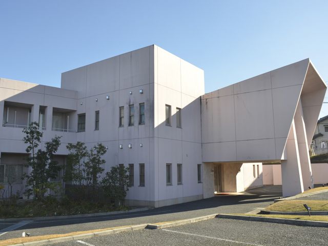 モダンな外観の建物 外観 広々とした設計のモダンな建物です。自然光が豊富に入り、心地よい環境で働けます。