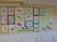 色とりどりの絵が並ぶ掲示物