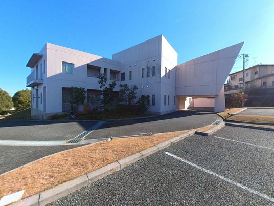 近代的な外観の建物