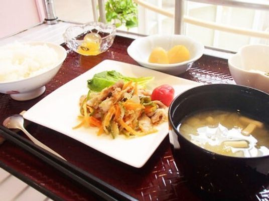 食事の準備が整ったテーブル