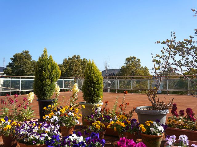 花と緑のある庭テラス ウッドデッキ 彩り豊かな植物に囲まれ、快適な外空間が広がっています。日々の憩いの場を提供しております。