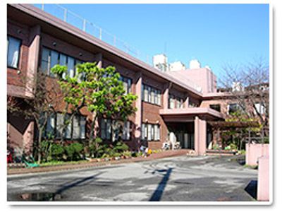 植物に囲まれたエントランス