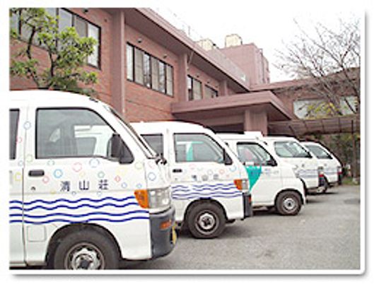 介護用送迎車並ぶ外観