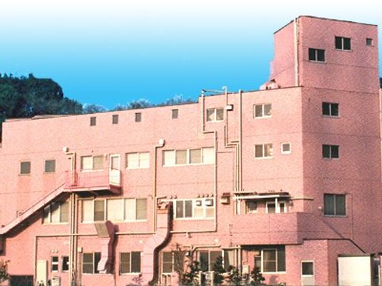 ピンク色の建物外観  