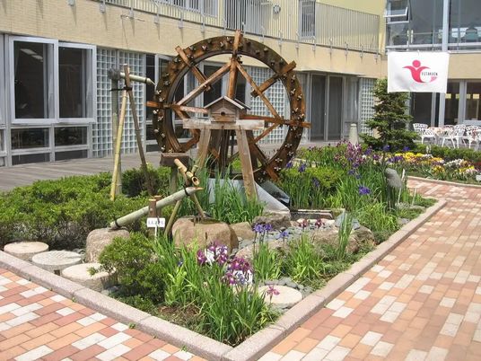 花壇のある中庭  