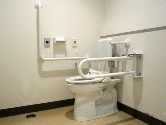 手すりのあるトイレ