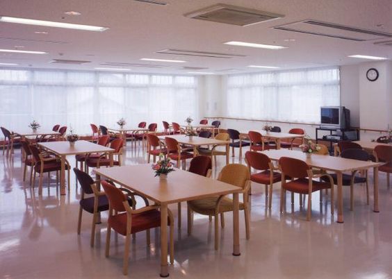 明るいテーブルと椅子のエリア