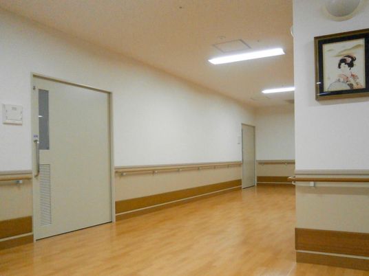 手すり付きの廊下