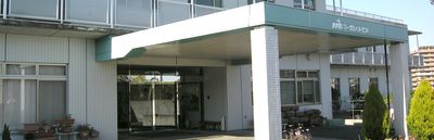 広々とした建物外観