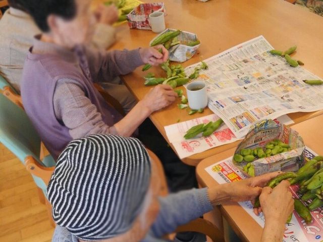くつろぎのテーブル リビング 広々としたテーブルで、和やかな雰囲気の中で交流が楽しめます。リラックスしながら働けます。