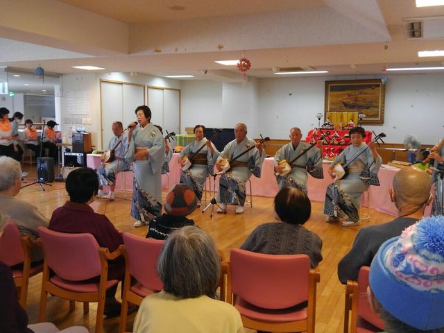 演奏会が行われるホール ホール 広々としたホールでは、伝統的な楽器演奏が行われています。利用者がリラックスして楽しめるイベントです。