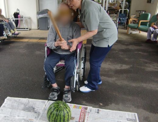 スイカ割りの様子