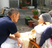 会話する男性と女性の庭