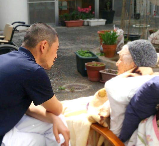 会話する男性と女性の庭