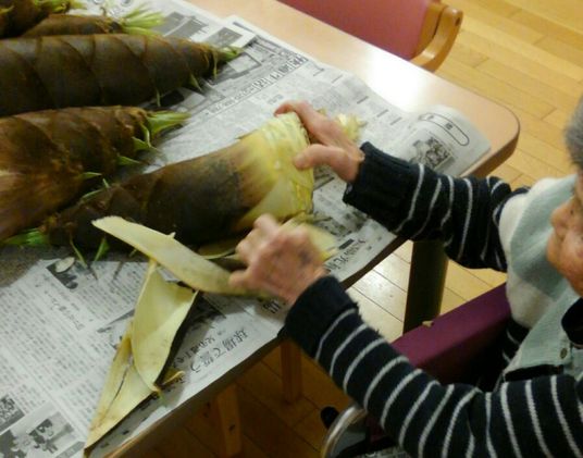 竹の子を剥く高齢者の手元
