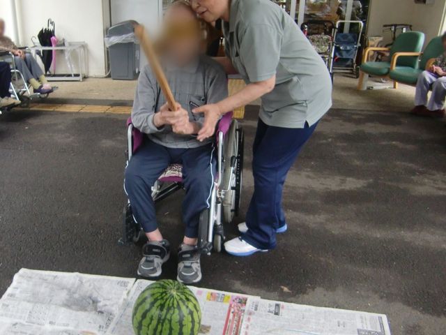 室内の活動 ダイニングルーム 利用者が楽しく外で活動しています。暖かいサポートが心強いです。