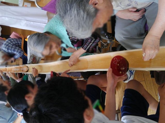麺流しの様子 食堂 食堂で流しそうめんを楽しんでいます。スタッフと利用者が一緒に参加し、和やかな時間を過ごせます。