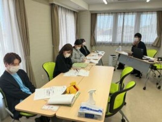 会議中の多目的室  
