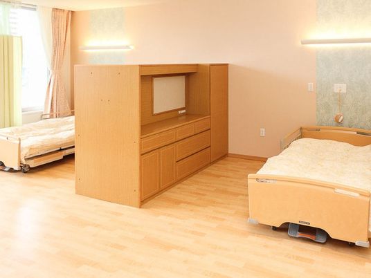 明るい個室の居室  