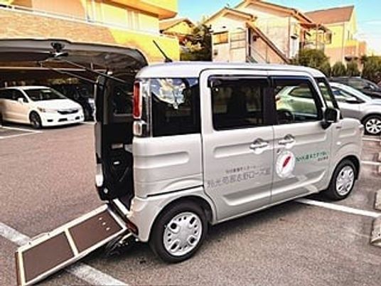送迎車とスロープの外観  