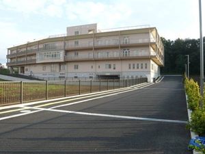 緩やかな坂のある外観