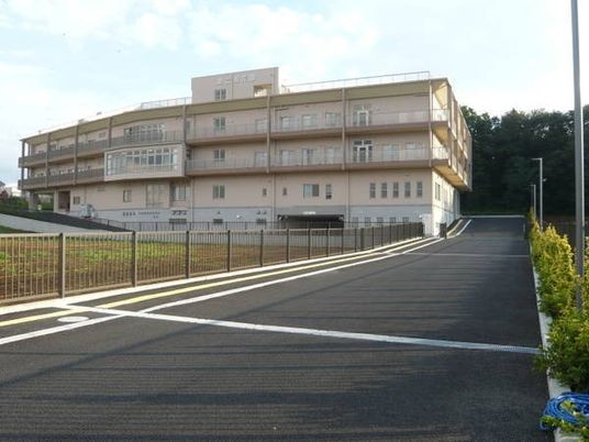緩やかな坂のある外観