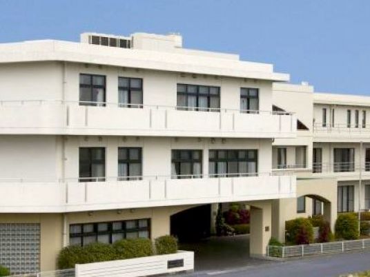 広い白い建物の外観