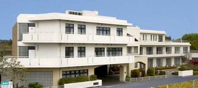 広い白い建物の外観