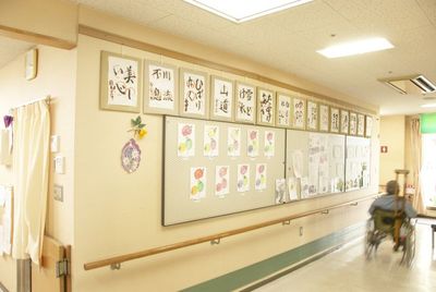 掲示物の廊下